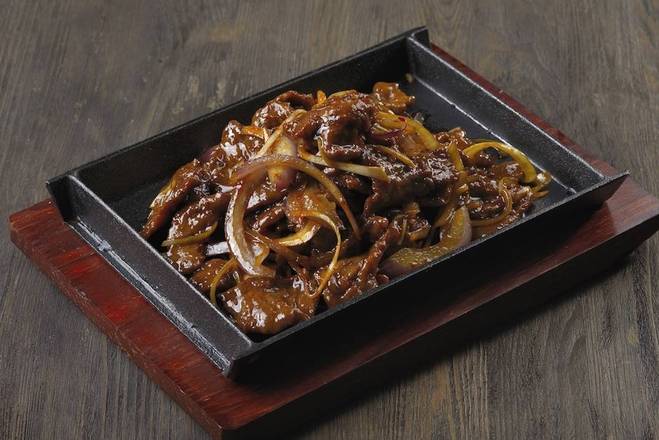 320 Sizzling Mongolian Lamb on Hot Plate / 蒙古羊肉